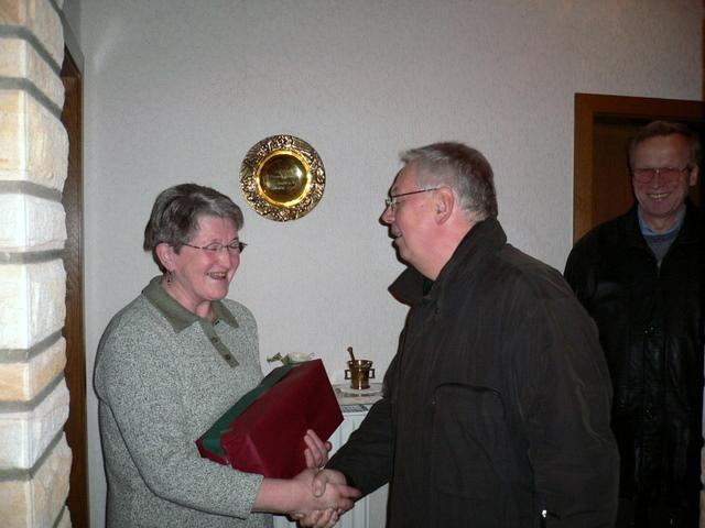 Generalversammlung 056 (Anni).jpg - Dank auch an Anni Eßling (Ehefrau von Anton Eßling) durch Vorsitzender Ewald Koller und 2. Vorsitzenden Hubert Lewerich.